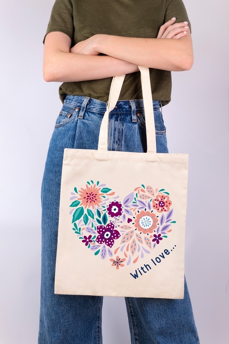 картинка Раскраска на сумке "Цветочное сердце" от магазина Стежочек
